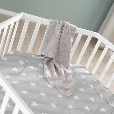 Box per bambini ROBA LITTLE STARS Hegaxonal - Altezza regolabile - Rivestimento imbottito - Ruote frenanti - Legno laccato bianco - Motivo a stelle