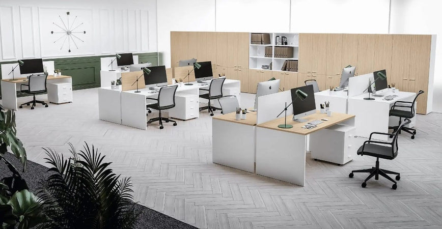 Scrivania in melaminico con fianchi pannellati e gonna frontale per ufficio operativo cm. 120/140/160/180/200x80x74h
