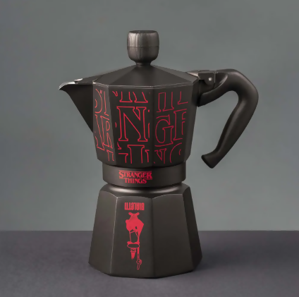 BIALETTI MOKA EXPRESS 3 TAZZE STRANGER THINGS – CON SIGLA DURANTE L’EROGAZIONE DEL CAFFè