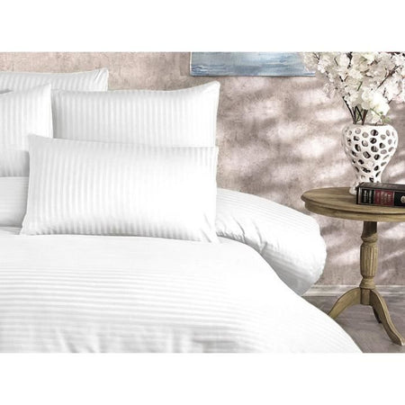 Completo letto - 1 copripiumino 220 x 240 cm + 2 federe 60 x 60 cm - 70% poliestere, 30% cotone - Bianco