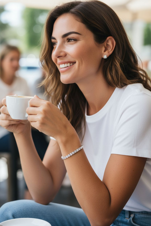 Brilla con eleganza e stile grazie a questo set gioielli donna Y2K composto da un bracciale regolabile in acciaio di titanio impreziosito da zirconi e strass luminosi, abbinato a orecchini silver scintillanti. Un mix perfetto tra glamour, eleganza e tend