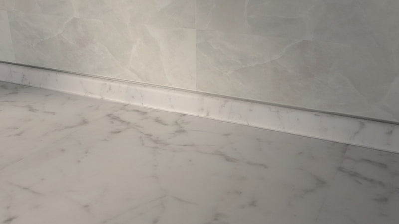 Alzatina per piani da cucina, lunghezza 2 metri completa di finali in colore Bianco Carrara