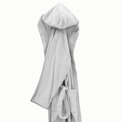 Accappatoio Trendy Mirabello Carrara in spugna 100% cotone, con cappuccio, tasche e cintura, tessuto morbido e raffinato, Made in Italy.