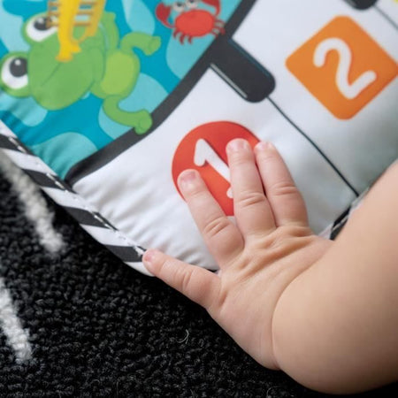 BABY EINSTEIN Ocean Explorers Neptune's Kick & Explore tappetino da gioco musicale, giocattolo per culla, dalla nascita