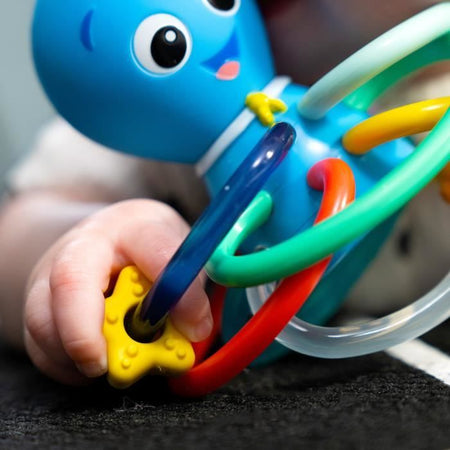 BABY EINSTEIN Ocean Explorers Opus' Shake & Soothe Massaggiagengive, giocattolo e sonaglio, dalla nascita