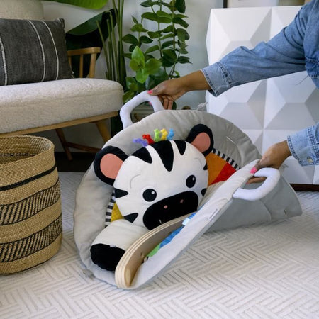 BABY EINSTEIN Tappeto gioco Zen's Activity Milestones con barra in legno, giochi multisensoriali, dalla nascita