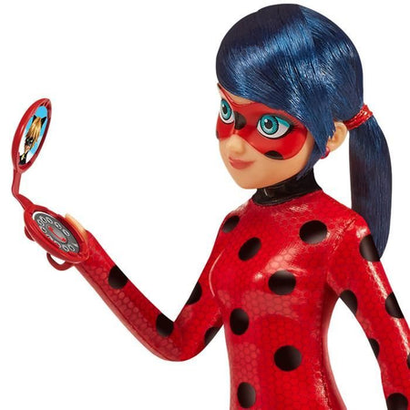 BANDAI - Miraculous Ladybug - Fashion Doll 26 cm - Coccinella con il suo telefono - Nuovo costume effetto vinile - P50028