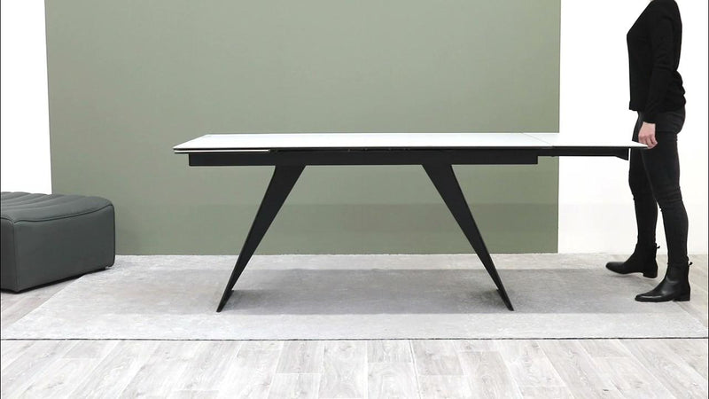 Tavolo allungabile Blazar con struttura in acciaio, piano in ceramica e supporto in vetro