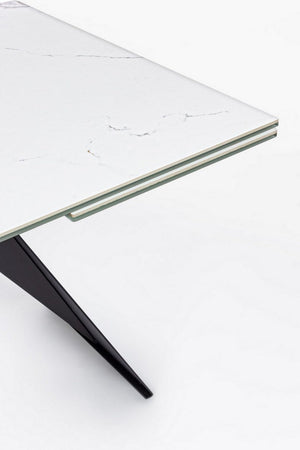 Tavolo allungabile Blazar con struttura in acciaio, piano in ceramica e supporto in vetro
