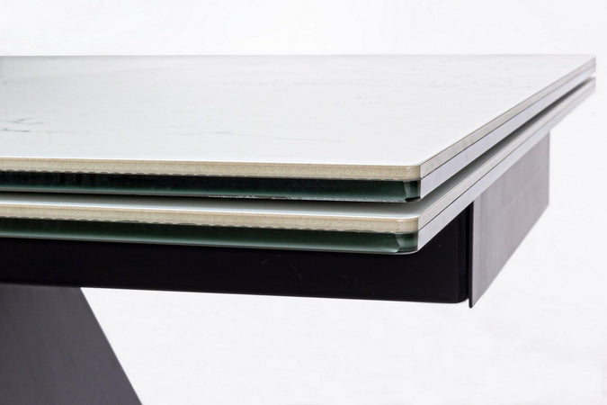 Tavolo allungabile Blazar con struttura in acciaio, piano in ceramica e supporto in vetro