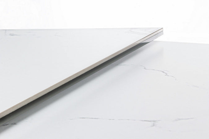 Tavolo allungabile Blazar con struttura in acciaio, piano in ceramica e supporto in vetro