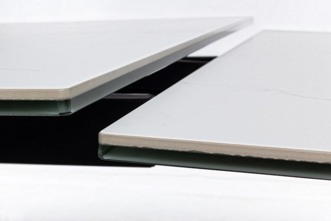 Tavolo allungabile Blazar con struttura in acciaio, piano in ceramica e supporto in vetro