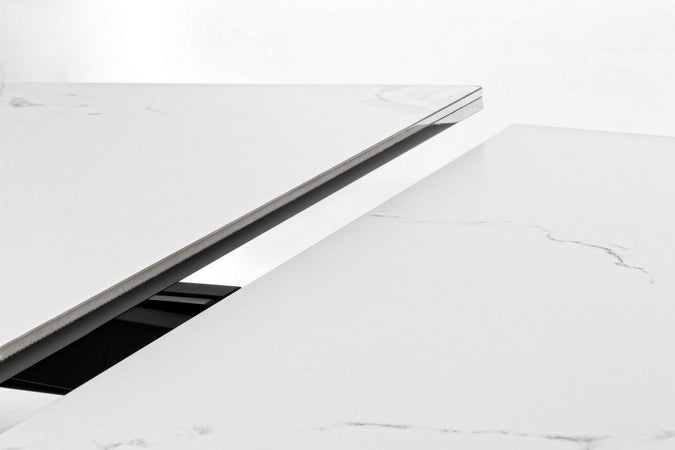 Tavolo allungabile Blazar con struttura in acciaio, piano in ceramica e supporto in vetro