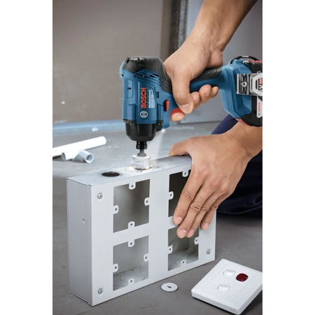 BOSCH PROFESSIONAL Avvitatore a impulsi a batteria 18V GDR 18V-160, 2 battitori 2,0 Ah, L-BOXX