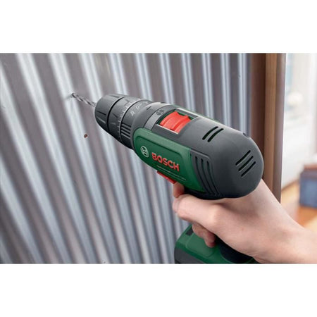 Trapano avvitatore a percussione universale Bosch 18V + 2 batterie da 2,0 Ah e caricabatteria