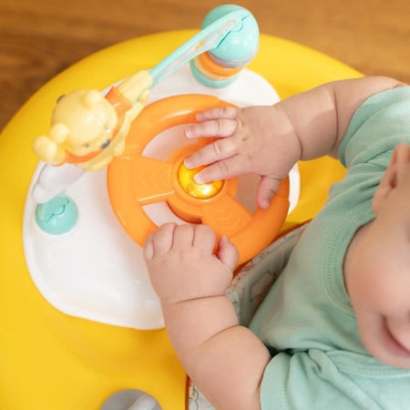 DISNEY BABY -WINNIE- Girello 2 in 1 pieghevole ed evolutivo, giocattolo attività integrato e rimovibile, musica, luci, altezza regolabile