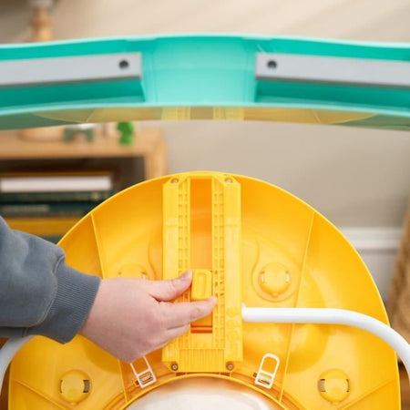 DISNEY BABY -WINNIE- Girello 2 in 1 pieghevole ed evolutivo, giocattolo attività integrato e rimovibile, musica, luci, altezza regolabile