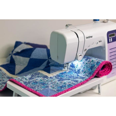 BROTHER FS70WTx Macchina da cucire elettronica - 70 punti - Infila ago - Display LCD - Tasti di selezione - Braccio libero
