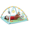 BRIGHT STARTS Tappetino per attività di Calcio, Arco da Gioco con Oball Rimovibili, Musica e Luci, Dimensioni: 47 x 74 x 74 cm