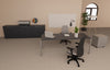 Ufficio operativo con scrivania moderna, cassettiera in metallo, libreria bassa per archivio documenti e 2 sedie ergonomiche