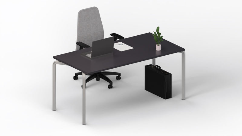 Ufficio operativo con scrivania moderna, cassettiera in metallo, libreria bassa per archivio documenti e 2 sedie ergonomiche