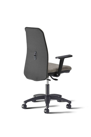Ufficio operativo con scrivania moderna, cassettiera in metallo, libreria bassa per archivio documenti e 2 sedie ergonomiche