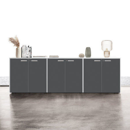 Ufficio operativo con scrivania moderna, cassettiera in metallo, libreria bassa per archivio documenti e 2 sedie ergonomiche