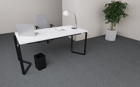 Postazione operativa con scrivania moderna con top melaminico e struttura metallica e seduta ergonomica con braccioli
