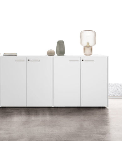 Scrivanie multipostazione moderne con cassettiere metalliche, sedie operatore e mobili archiviazione in melaminico