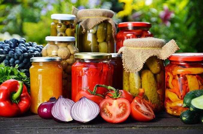 Barattoli in vetro boccacci con tappo per conserve e passata di pomodoro