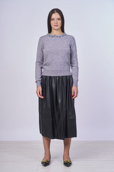 Maglia grigia con girocollo con pietre argente