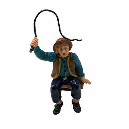Statuetta per presepe natalizio uomo seduto con una frusta lucida h10 cm