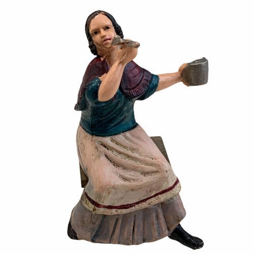 Statuetta per presepe natalizio donna che mangia con una posata ed un piatto h 10 cm