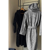 Accappatoio Roberto Cavalli Jaguar L/XL in spugna 100% cotone grigio, 410 gr/mq, con cappuccio, cintura e tasche, stile animalier, Made in Italy.