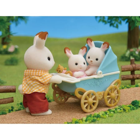 Sylvanian Families - 5432 - Gemelli coniglietti di cioccolato e passeggino doppio - Mobili