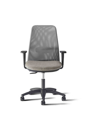 Sedia ergonomica in rete con supporto lombare regolabile integrato e braccioli