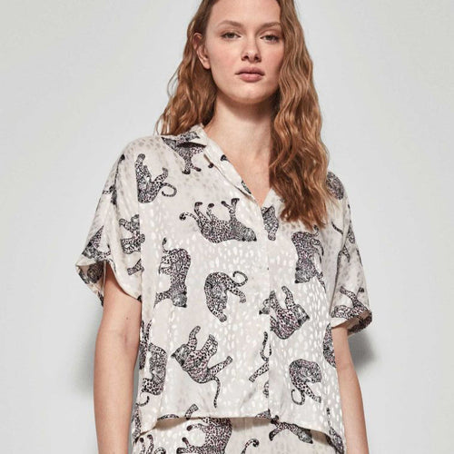Camicia Gisela con fantasia giaguaro, effetto raso lucido, da abbinare a pantaloni o kimono coordinati