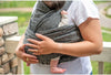CHICCO Boppy Comfyfit Evolution - Portabebè, Semplice da Indossare e Regolabile, Portabebè Neonato Fronte Mamma Ergonomico con Supporto Testa e Collo, Ampie Fasce Da Annodare, Giromanica Regolabile, 0 Mesi+, colore GREY grigio