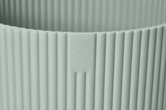 Vaso "Vibes Fold Round" in plastica riciclata, per esterno, stile moderno