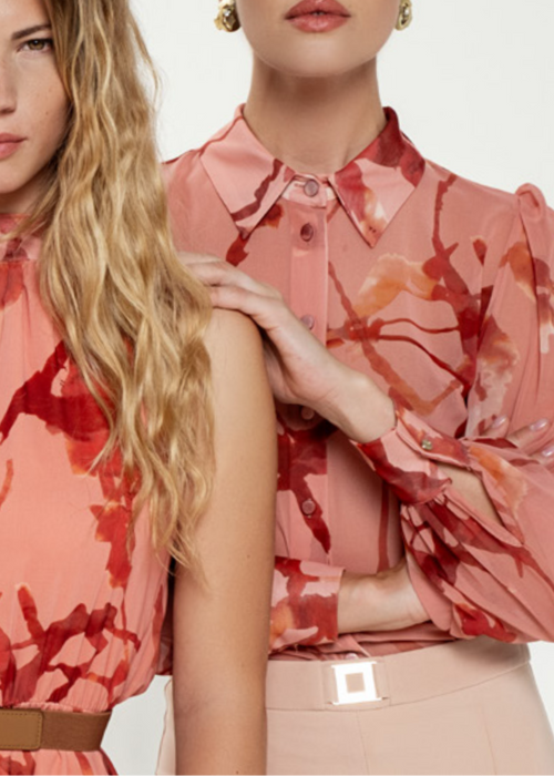 Blusa Artigli fantasia con bottoni.