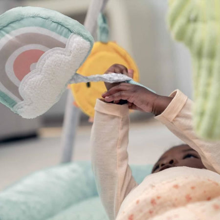 Tappetino da gioco per bambini INGENUITY Calm Spring extra morbido con 6 giocattoli sensoriali staccabili