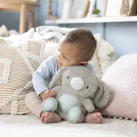 INGENUITY Sylvi, peluche a forma di coniglietto, melodie e vibrazioni rilassanti, luminoso, regalo di nascita