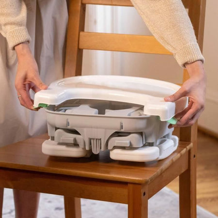 Asiento elevador plegable INGENUITY Deluxe gris, portátil con bandeja y correas incluidas