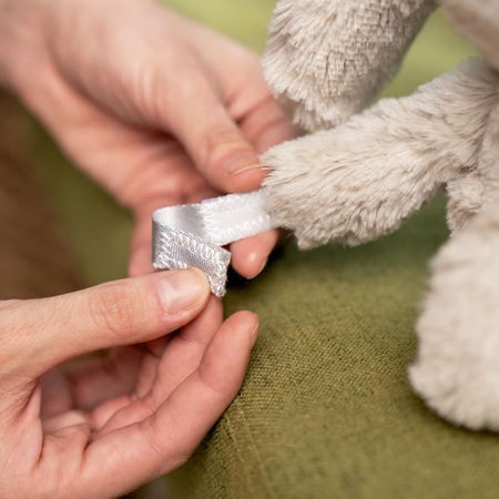 Luce notturna per bambini INGENUITY, peluche a forma di coniglio, peluche Sylvie, risponde al pianto del bambino, musicale, luminosa, rumore bianco e clip per ciuccio