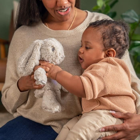Luce notturna per bambini INGENUITY, peluche a forma di coniglio, peluche Sylvie, risponde al pianto del bambino, musicale, luminosa, rumore bianco e clip per ciuccio