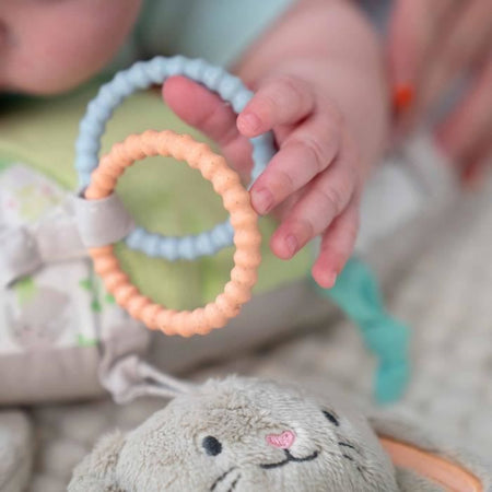 Tappetino da gioco per bambini INGENUITY Sylvi per il tempo a pancia in giù con giocattoli multisensoriali