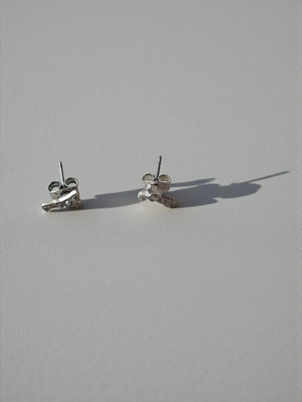 Brilla con eleganza e stile grazie a questo set gioielli donna Y2K composto da un bracciale regolabile in acciaio di titanio impreziosito da zirconi e strass luminosi, abbinato a orecchini silver scintillanti. Un mix perfetto tra glamour, eleganza e tend