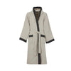 Accappatoio Voyage L/XL Carrara in microspugna di cotone 280 gr/mq, profili a contrasto, con cappuccio e tasche, in custodia trasparente richiudibile.