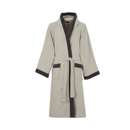 Accappatoio Voyage L/XL Carrara in microspugna di cotone 280 gr/mq, profili a contrasto, con cappuccio e tasche, in custodia trasparente richiudibile.