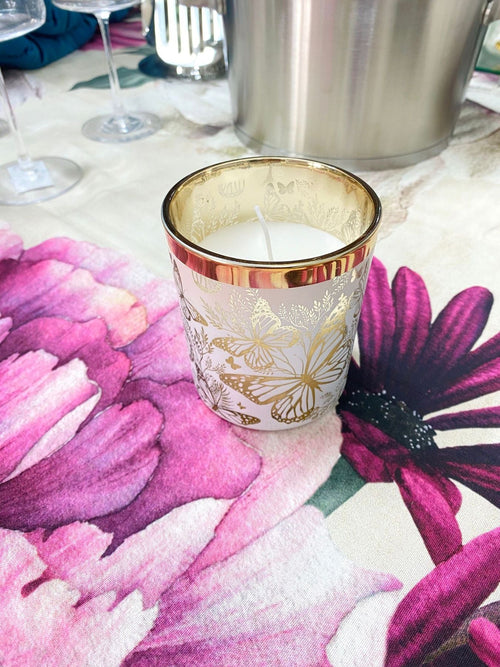 Candela profumata piccola in barattolo di vetro con decorazioni farfalle oro 3D, firmata Special Gifts, altezza 8 cm, diametro 7 cm.